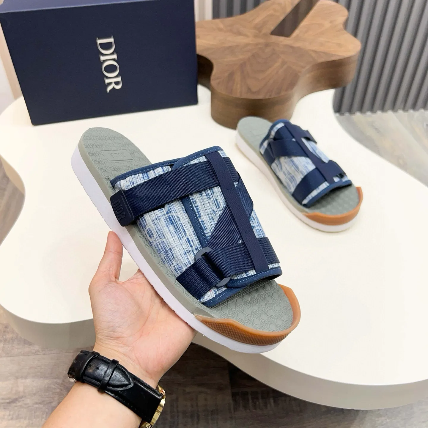 Factory price: 280💰Dior Alias ​​men's leather slippers. This Alias ​​sandal is a new summer product, showing a casual and elegant style. Carefully crafted from grained cow leather and Oblique printed fabric, with cowhide lining! Cross-strap design with metal-clad brass CD Diamond logo. The imported cowhide leather and rubber sole adds sophistication and comfort, while Oblique print-effect anti-slip panels add style. Size: 38-44 (45 customized)